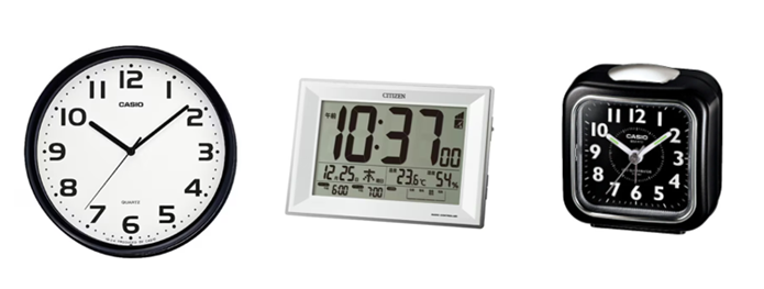左から順に、白い文字盤に黒い数字とフレームの丸型掛け時計、温湿度表示付きのシルバーフレームのデジタル置時計、黒いスクエア型の目覚まし時計が並んでいる画像