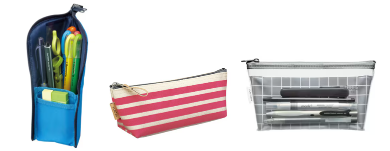 青い立てて使えるペンケースにペンや蛍光ペンが入っている画像とピンクのボーダー柄のフラットなペンケースの画像と透明なメッシュペンケースにペンが収納されている画像