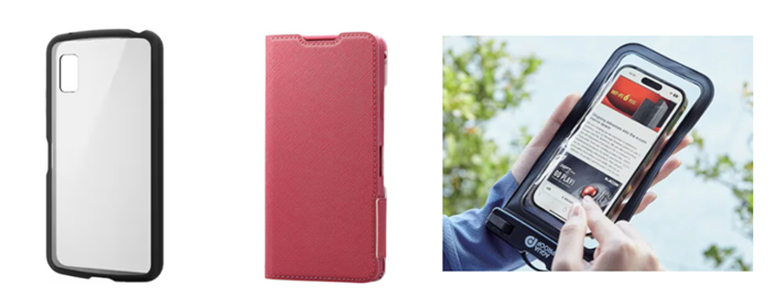 黒いフレームのスマートフォン用クリアケース、ピンクの手帳型カバー、屋外で防水ケースに入ったスマートフォンを操作している画像