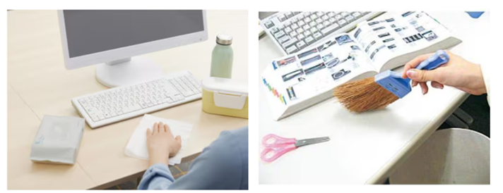 左側:白いデスクトップパソコン、キーボード、水筒が置かれたデスクにピロータイプの除菌シートが置かれている、右側:書類やキーボードが散乱したデスク上をミニほうきで掃いている様子