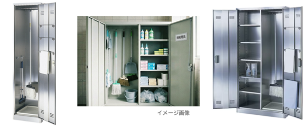 清掃用具ロッカーの中身。左側にはモップ、ほうき、ちりとりが吊るされ、下にバケツがある。右側の棚の上2段には、元の画像から数が減った洗剤ボトルが計5本置かれている。その下の段にはスポンジ、ゴム手袋の箱、タオル、トイレットペーパー、ゴミ袋が整理されている。右側の扉には「掃除用具」と書かれたステッカーが貼ってある。ロッカーはタイル張りの部屋にある画像