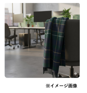 オフィスチェアの背もたれに緑のチェックのマフラーがかけられている様子の写真 