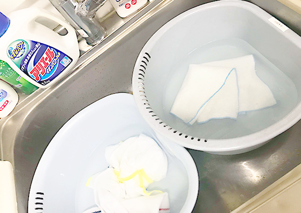 手洗い場で慌ただしく洗ったり、シンクに置いたボウルに水を溜めて漂白しているという状況。